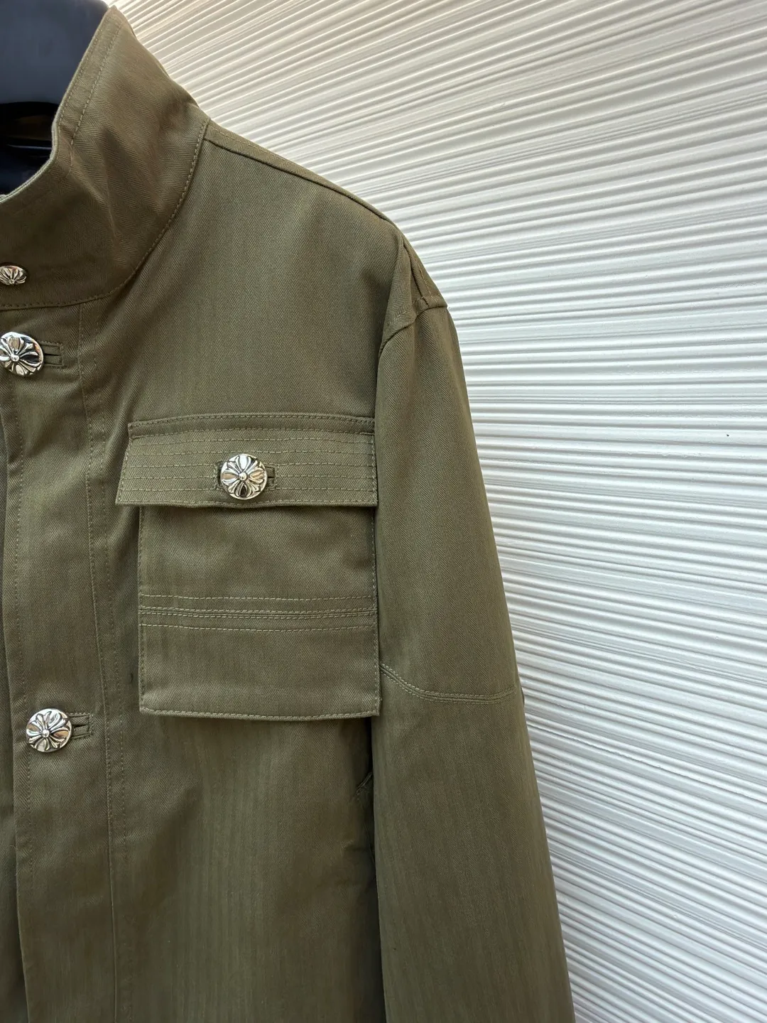 Chrome Hearts M65 work jacket ●Item number: 1682244-D90 ●Fabric: cotton fabric ●Technology: herringbone brushed production ●Color: military green ●Version: loose fit ●Weight: about 1295 grams ●Size: S-M-L ●Description: Purchased from the original national specialty brand No. 51800. The custom-woven fabric is made of herringbone brushed 320g cotton material. It is matched with garment dyeing + dirty washing + distressing process. (minimum quantity 2000 meters). Customized jacquard lining. Add soft water washing. Customized 8# placket double-ended zipper. Customized 8# waist pocket zipper. Customized 5# Inner pocket zipper. Customized 20mm I-shaped buckle. Customized 25mm I-shaped buckle. Customized 15mm four-in-one buckle. Customized placket four-in-one concealed button. Customized genuine leather trademark. Size. Produced by a large factory, it is very test of workmanship. Full of street feel. Compare workmanship details to counters. Instant sale of the market version. The overall wiring is straight and delicate, the fabric is comfortable and soft, and the color is consistent without color difference. It can be matched with the same style to create a fashionable look and control various occasions. Customized accessories, complete with three standards, same style for men and women!